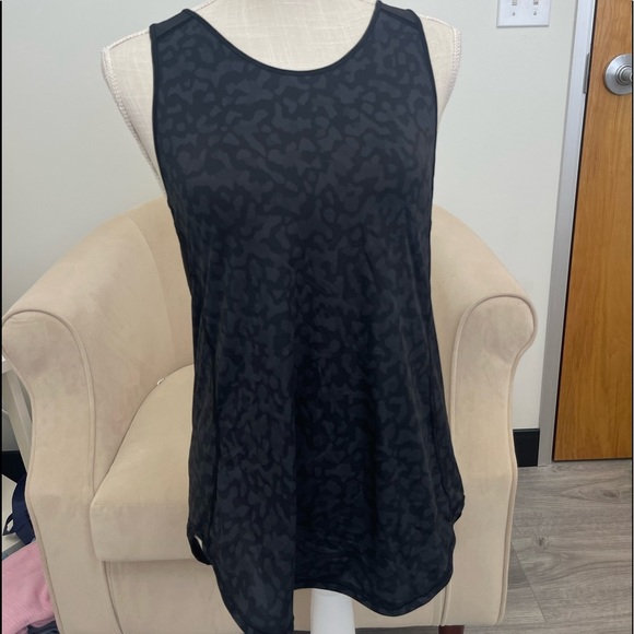 LULULEMON LEOPARD PRINT TOP WITH MESH DETAILING ON THE BACK 🐆😸 🐆😸🐆 - Picture 2 of 6